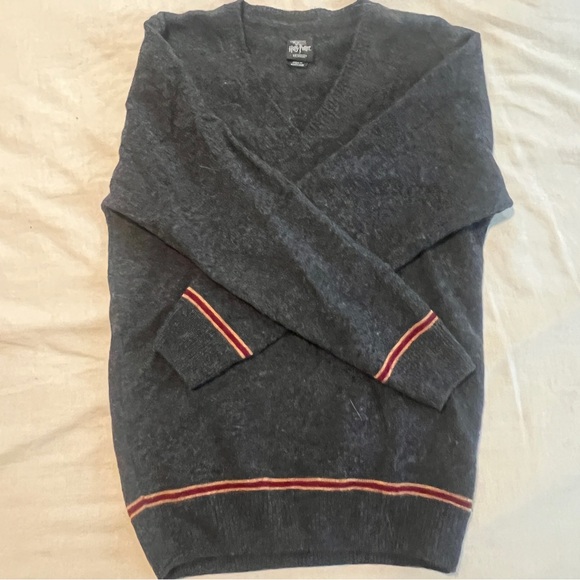 Gryffindor Scarf & Sweater from Wizarding World Orlando Theme Park - Picture 1 of 3